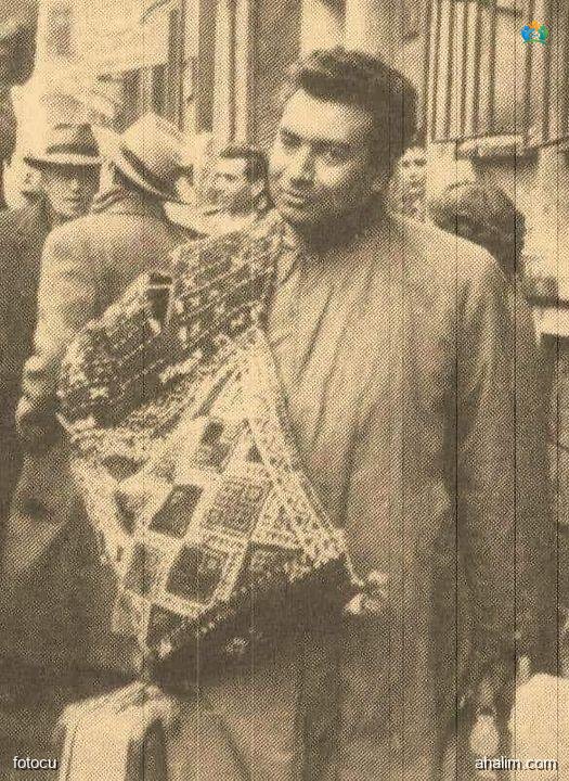 Yaşar Kemal'in omzunda heybesiyle köyden kente geldiği gün.